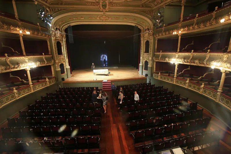 ¿Cómo calcular la capacidad de un teatro o auditorio?