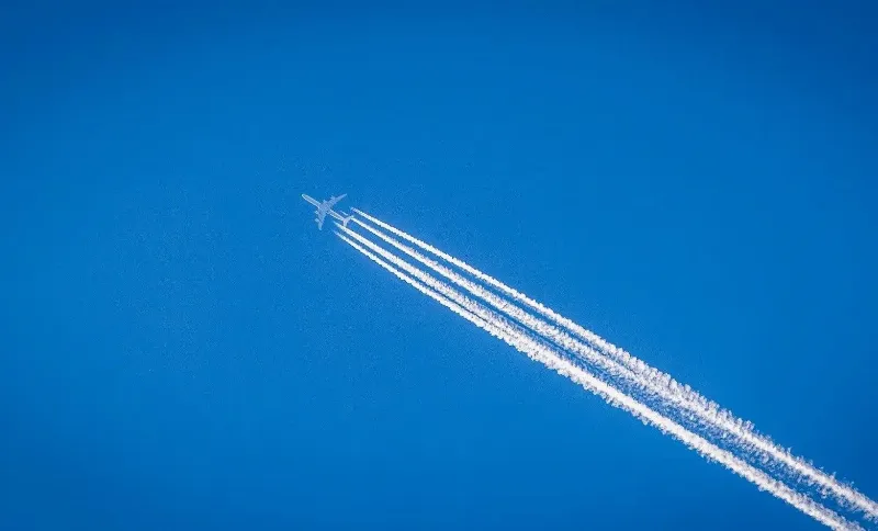 ¿Cómo se ajustan las altitudes de los aviones para optimizar la velocidad?