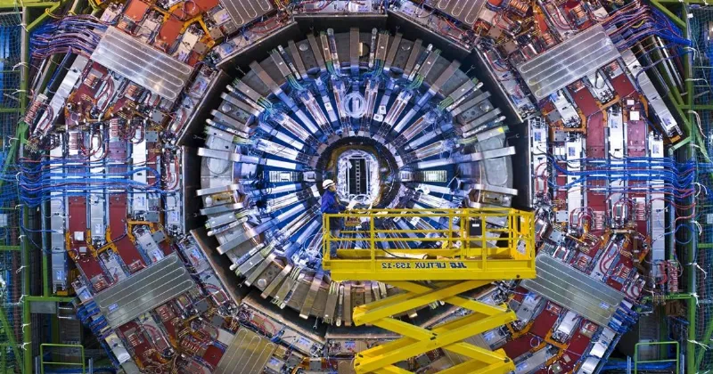 Medición de la velocidad de las partículas subatómicas en colisionadores de partículas